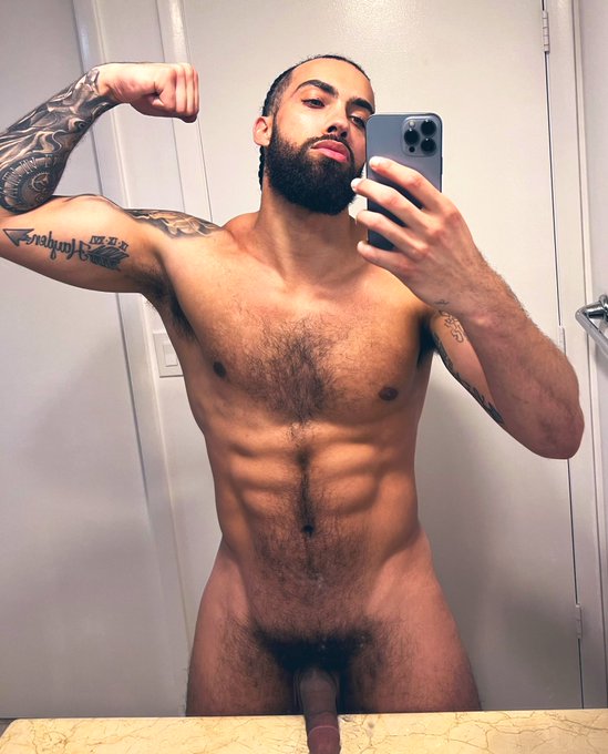 Watch King James 👑's leaked NSFW photo on TwXstars