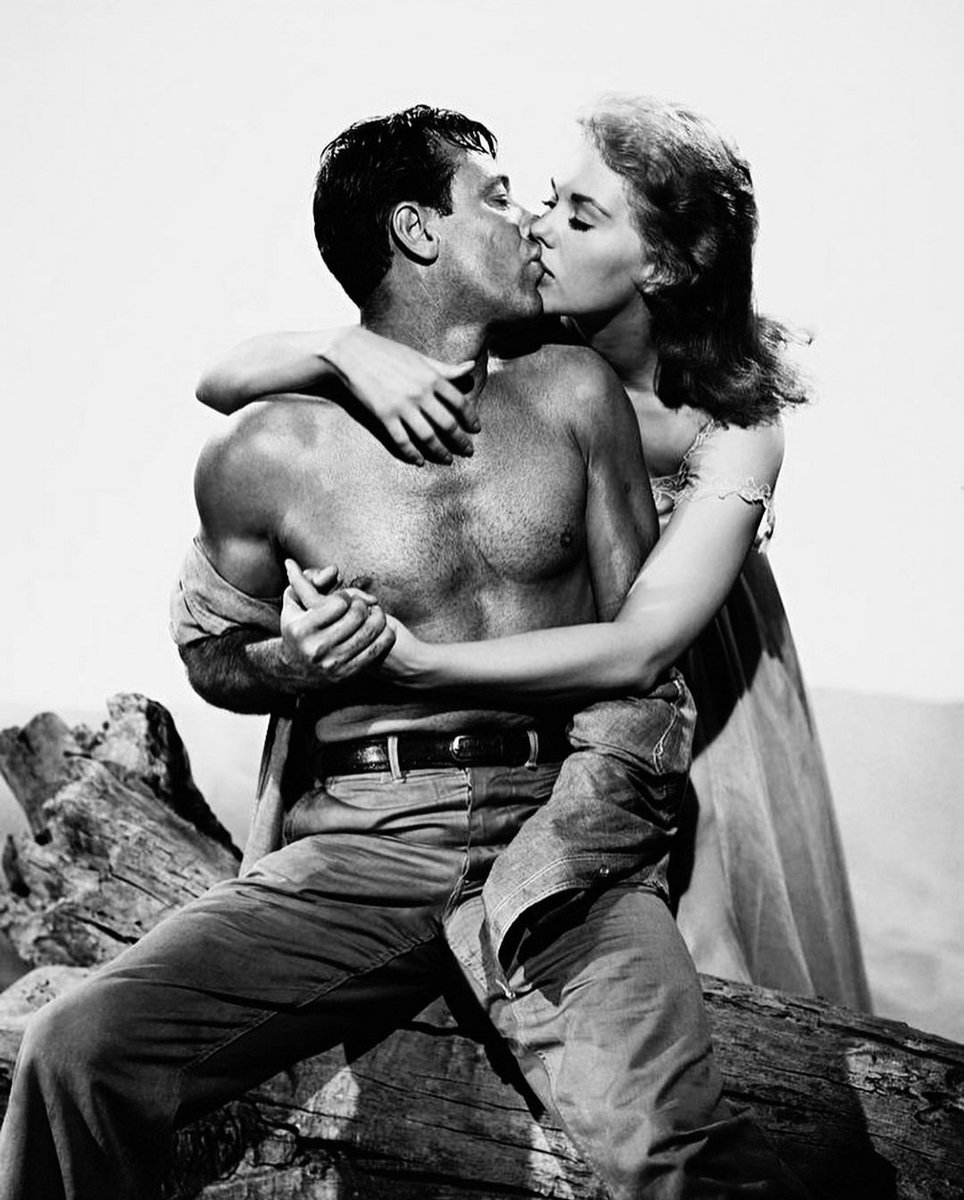 JuanmadelaPoza's tweet photo. ¿Cuál es tu película favorita de #KimNovack? Kim Novak y #WilliamHolden en una fotografía publicitaria extraordinaria de #Picnic (1955), de #JoshuaLogan. Aunque los dos actores están geniales, es, sin duda alguna, Kim Novak la que, con tan solo 23 años, consigue destacar, gracias a una belleza espectacular y sin artificios. La película encumbró a la actriz estadounidense como uno de los grandes símbolos sexuales de los años cincuenta. El baile nocturno que comparten William Holden y Kim Novak ha pasado a la historia del #Cine como uno de los más eróticos de todos los tiempos. «Picnic» esta basada en la obra teatral del escritor estadounidense #WilliamInge. La obra ganó el premio Pullitzer, el Premio de críticos teatrales, los Premios Outer Circle y el Theatre Club. #DanielTaradash se encargó de escribir el guion. La película habla igualmente de temas polémicos (el alcoholismo, el abuso infantil, la promiscuidad) como de actitudes propias de la época y que muchas veces he visto en la actualidad, entre ellas la necesidad que sienten muchas mujeres, y en especial sus familias, de que sus hijas se casen antes de cumplir los treinta años. «Picnic» me parece un acercamiento sublime a la puritana sociedad estadounidense de los años cincuenta. Joshua Logan fue un director que se prodigó poco en el cine, pero rodó películas más que estimables como #Camelot o #LaLeyendaDeLaCiudadSinNombre. William Holden está irresistible, interpretando a un playboy perdedor y descamisado, que tiene a todas la mujeres del entorno al borde del éxtasis sexual (y también a algún hombre como #CliffRobertson). La cinta, astuta y bulliciosa, les permite a los espectadores leer mensajes entre líneas porque supo torear a la censura. Por eso, hoy en día, todavía se mantiene tan sugerente. Otra de las escenas antológicas del filme es aquella en la que #RosalindRussell, despechada y reprimida, desgarra la camisa del antihéroe. La película ofrece un amplio catálogo psicológico de caracteres insatisfechos, intentando vivir otras vidas en una pequeña y asfixiante localidad de provincias. Un rudo y desorientado aventurero, interpretado por William Holden, llega a este pueblo en busca de trabajo, y sin proponérselo acaba sacudiendo irremediablemente la vida de tres mujeres de personalidades muy dispares: Kim Novak, Rosalind Russell y #SusanStarnsberg. Algunos críticos opinan que el #CineClásico de #Hollywood nunca fue tan sensual e incluso sexual como en esta obra maestra del melodrama sureño. Como he dicho antes, el baile entre William Holden y Kim Novak la noche del picnic es de una sensualidad sobrecogedora. El plano de Rosalind Russell, mirando sin pudor la entrepierna de William Holden (apoyado en un árbol) es sorprendente y politicamente incorrecto para los años cincuenta. Y la química entre los protagonistas resulta tan evidente que uno desearía ser William Holden o Kim Novak, dependiendo de los gustos de cada persona. Sinopsis: Cansado de vagar, Hal Carter (William Holden) llega como polizonte de tren a un pequeño pueblo, donde pronto hace amigos y encuentra a su viejo compañero de escuela Adam Benson (Cliff Robertson) quien ahora es un próspero empleado en la trilladora de su padre y además pretende a la chica más linda del pueblo, Maggie Owens (Kim Novak). En un picnic, muchas emociones encontradas van a salir a flote. El rodaje del filme se llevó a cabo en localidades de Kansas, favoreciendo el ambiente de pequeña ciudad de la cinta. La película tuvo un éxito de taquilla espectacular y ganó dos #PremiosÓscar [mejor dirección de arte en color (#WilliamFlannery, #JoMielziner y #RobertPriestley) y mejor montaje (#CharlesNelson y #WilliamLyon)] y obtuvo otras cuatro candidaturas [mejor película (#FredKohlmar), mejor director (Joshua Logan), mejor actor de reparto (#ArthurOConnell) y mejor banda sonora de una película dramática o comedia (#GeorgeDuning).