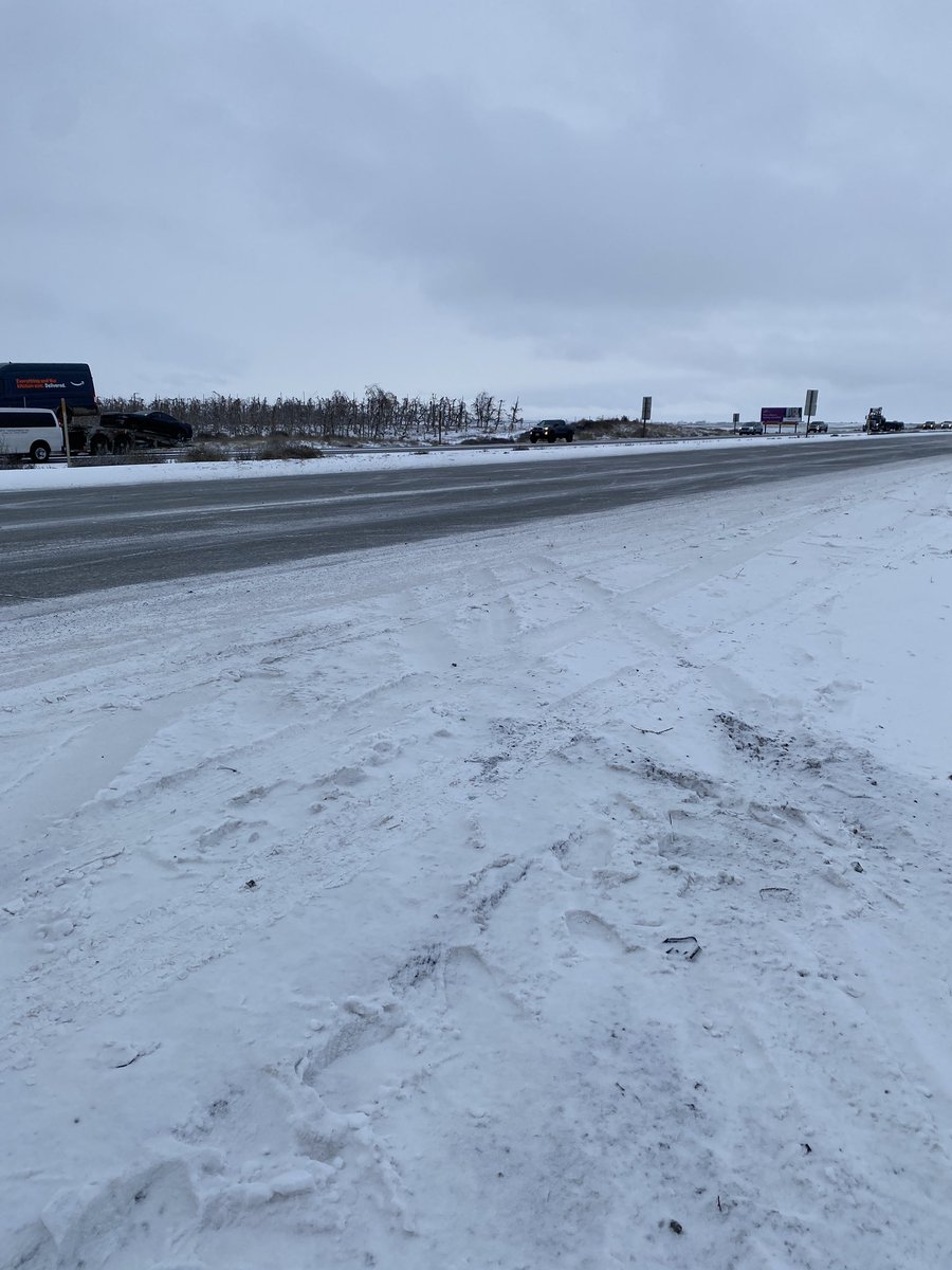 WSPElProtector's tweet image. We have more snow in the forecast. Remember to as 🏎️slow it down, ↔️increase following distance, 📵avoid all distractions when driving and 💡turn on your headlights. #winter #snow #traffic safety #slowitdown #ice