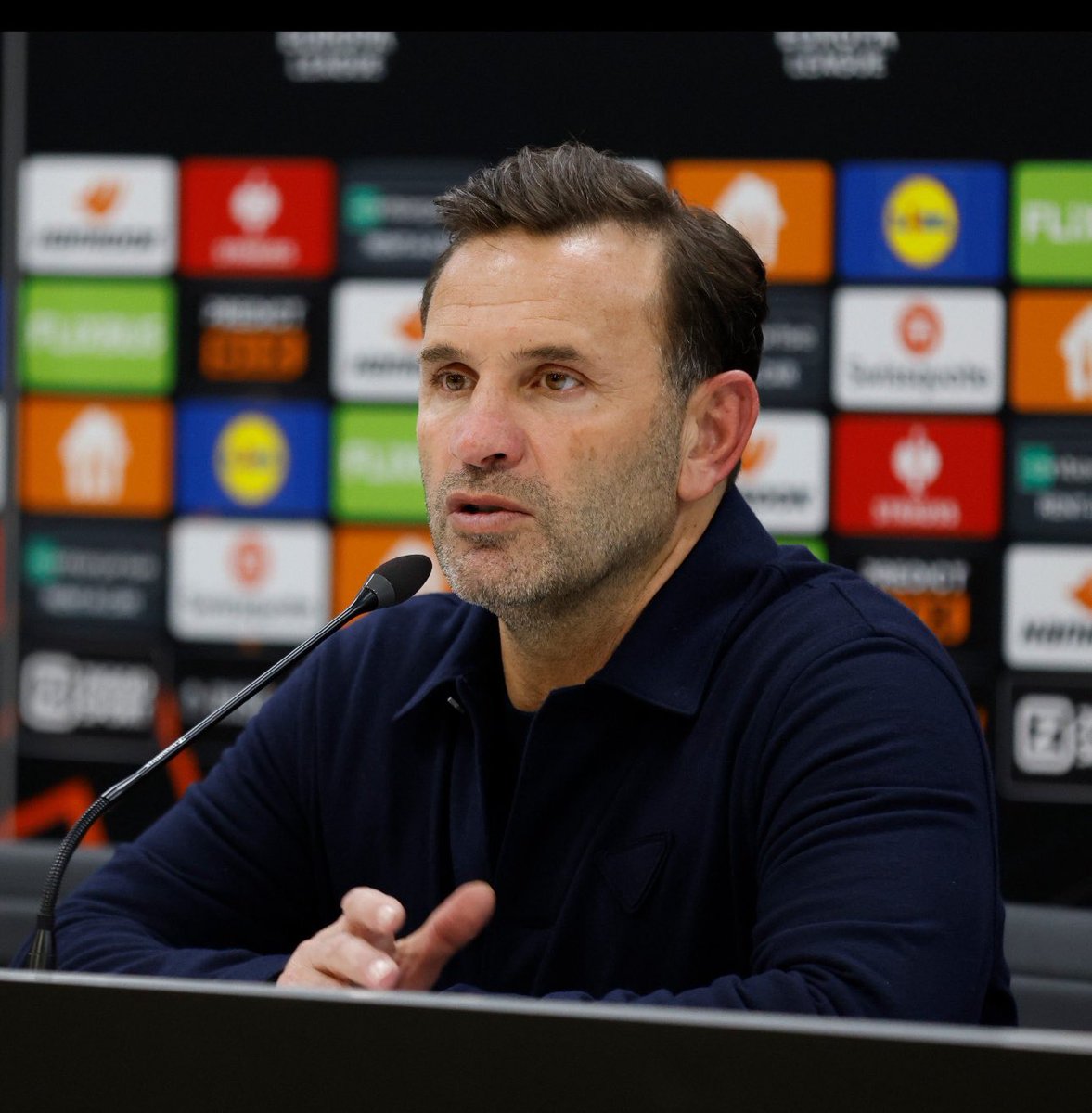 Sendelesende ,ayağın takılsada düşsende ayağa eskisinden daha dik ve güçlü kalkacağına inanıyorum hocam 
Ama kabahatin büyük farkındasın!!
GALATASARAY AFFETMEZ 
Asla istifayı hak eden biri değilsin! Silkelen ve kaldığın yerden devam 👍🏻