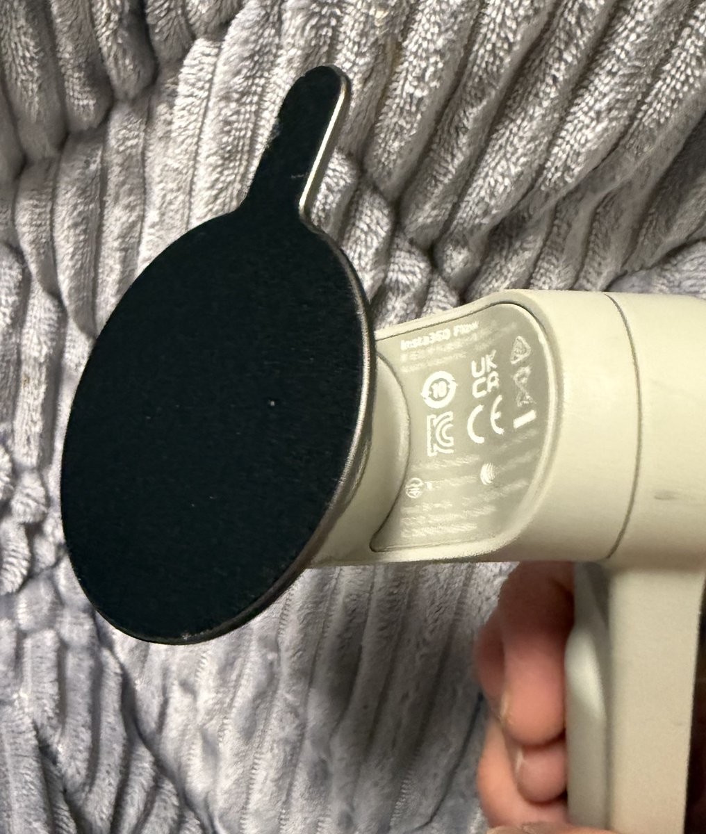 keinbildsan's tweet image. #スマホ用ジンバル
#insta360flow
#マグネットアダプター
今までは付属のスマホを挟むタイプのアダプターを使ってましたが#iPhone16pro では側面ボタンへの干渉がひどかったので、スマホにマグネットで直接くっつけるアダプターを購入
磁力は強力で落下の不安は少ないかな😄
取り外しも楽で満足です👍