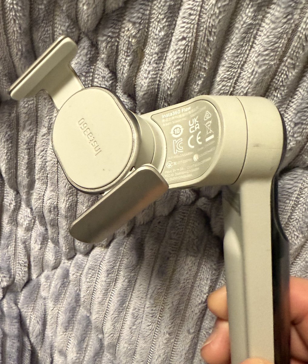 keinbildsan's tweet image. #スマホ用ジンバル
#insta360flow
#マグネットアダプター
今までは付属のスマホを挟むタイプのアダプターを使ってましたが#iPhone16pro では側面ボタンへの干渉がひどかったので、スマホにマグネットで直接くっつけるアダプターを購入
磁力は強力で落下の不安は少ないかな😄
取り外しも楽で満足です👍