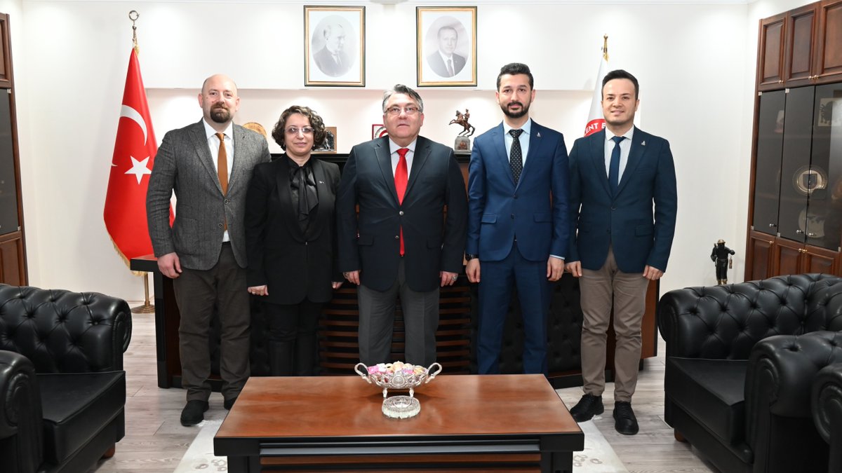Zonguldak Bülent Ecevit Üniversitesi Rektörü Prof. Dr. İsmail Hakkı Özölçer; Ahmet Erdoğan Sağlık Hizmetleri Meslek Yüksekokulu Müdürü Prof. Dr. Meryem Akpolat Ferah, Müdür Yardımcıları Dr. Öğr. Üyesi Ahmet Akif Erbaş ve Dr. Öğr. Üyesi Musa Özsavran ile Patoloji Laboratuvar