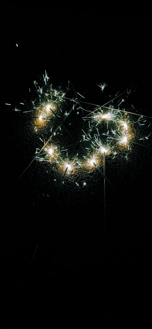 咬著立體的熊寶貝
開始了美好的一個晚上

鏡子前
我玩弄著我的所有物

鏡子中 
淫蕩的身軀暴露無疑

鏡子外 
啪嘰水聲搭配高昂帶著哭腔的聲吟

浴缸內
站著發抖的身驅
令人愉悅

每次的互動都很滿足
元宵與情人節都不屬於我們
但我們度過了屬於我們自己的一天
懲罰還有20下
下次再來好好懲戒