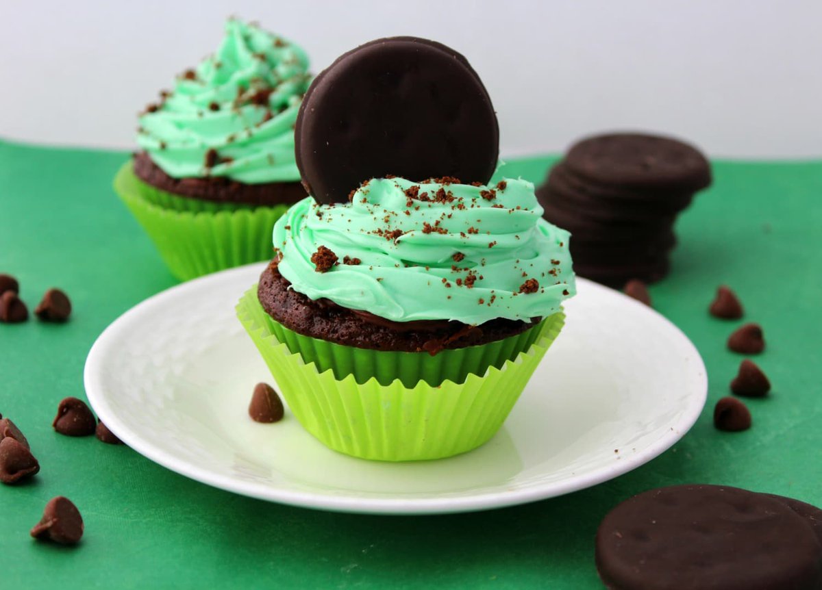 LisaJoyThompson's tweet image. If you like chocolate and mint, you are going to LOVE these Thin Mint Cupcakes. These chocolate mint cupcakes are seriously the best ever!  funhappyhome.com/chocolate-mint… #thinmints #girlscoutcookies #chocolatemint #cupcakes #funhappyhome