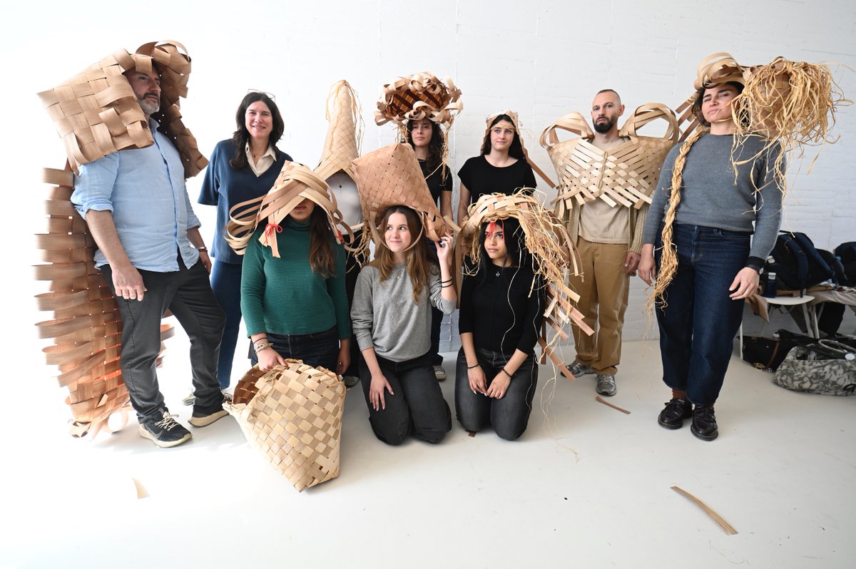 GrupoFinsa's tweet photo. Taller con @idoiacuesta en @fundacionginer dentro de @madriddesignf para explorar las posibilidades creativas de la chapa de madera

#connectingwood #MDF25 #RediseñarElMundo #Diseño #Madrid #MadridDesignFestival2025 #MadridDesignPRO #MadridOFF https://t.co/R6vvNHIID1