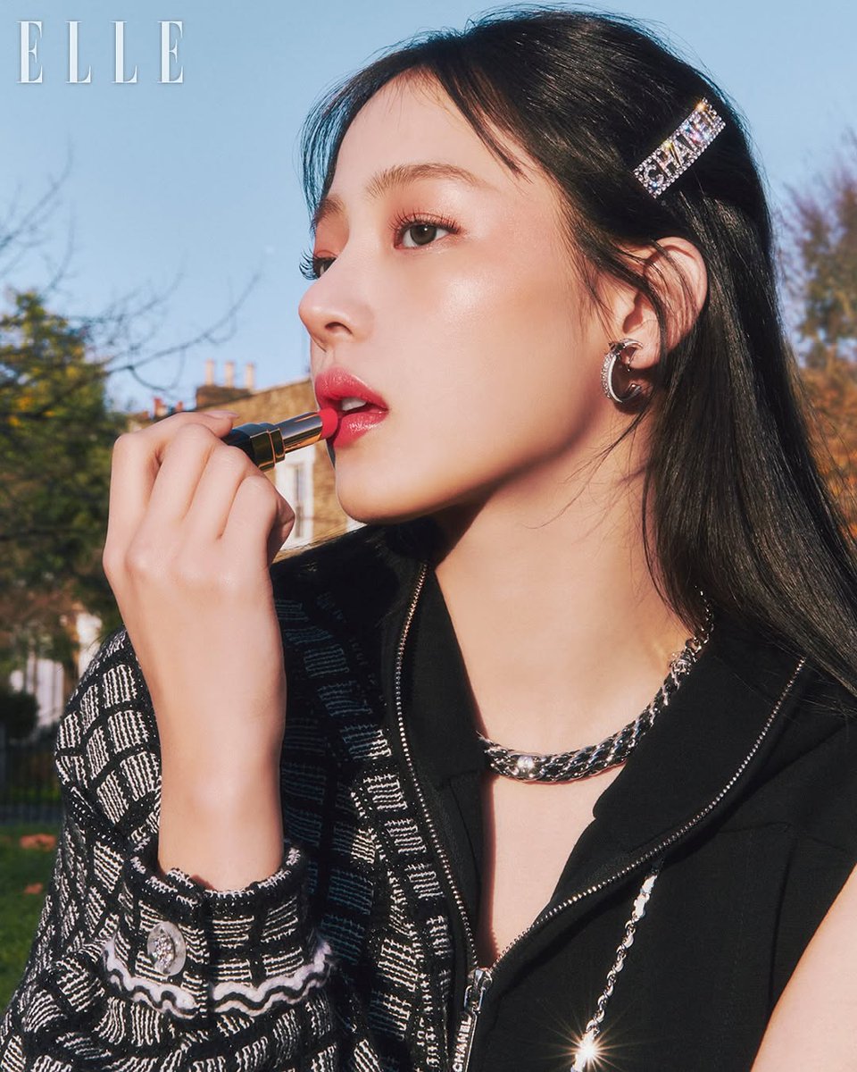 One peaceful day in a reserved neighborhood with a clear sky that extended endlessly, yet I was smitten by the grace of flowers. My hazy thoughts became vivid as I remembered one that’s no less beautiful than those flowers—and that is the touch of Chanel Beauty at every polish.