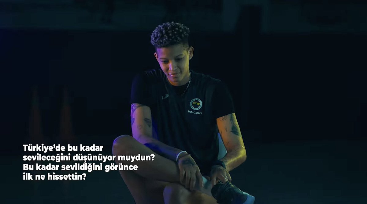 Volleyzonetr's tweet photo. 🇹🇷 Türkiye'de bu kadar sevileceğini düşünüyor muydun?

🗣️ Melissa Vargas:: 

"Düşünmedim çünkü hayatımda bu tarz şeyleri düşünmem, en son düşündüğüm şey bu. İnsanların 'en iyi' dedikleri kişi olmak istemiyorum. Sadece voleybol oynamak istiyorum. Beni mutlu eden şey bu."