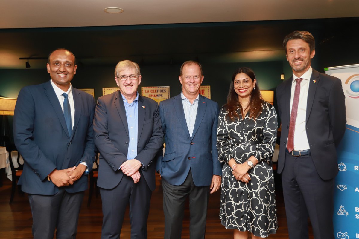 UKHCCharlotte's tweet photo. HMTC John Humphrey continues his engagement with the 🇲🇺 private sector, exploring potential collaboration between the 🇬🇧🇲🇺 Chambers of Commerce.

This visit is an important step to enhance 🇬🇧-🇲🇺 trade &amp; investment &amp; drive sustainable growth.

@tradegovAfrica https://t.co/W8p85N8LpN