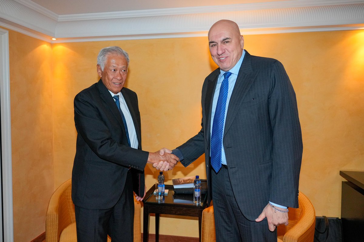 #Monaco
“Costruttivo colloquio con il mio omologo di Singapore <a href="/Ng_Eng_Hen/">Ng Eng Hen</a>. Comune interesse nello sviluppare ulteriormente cooperazione con nuove possibili collaborazioni in ambito #difesa. #Singapore riveste ruolo strategico ambito Sud Est asiatico. La sicurezza del