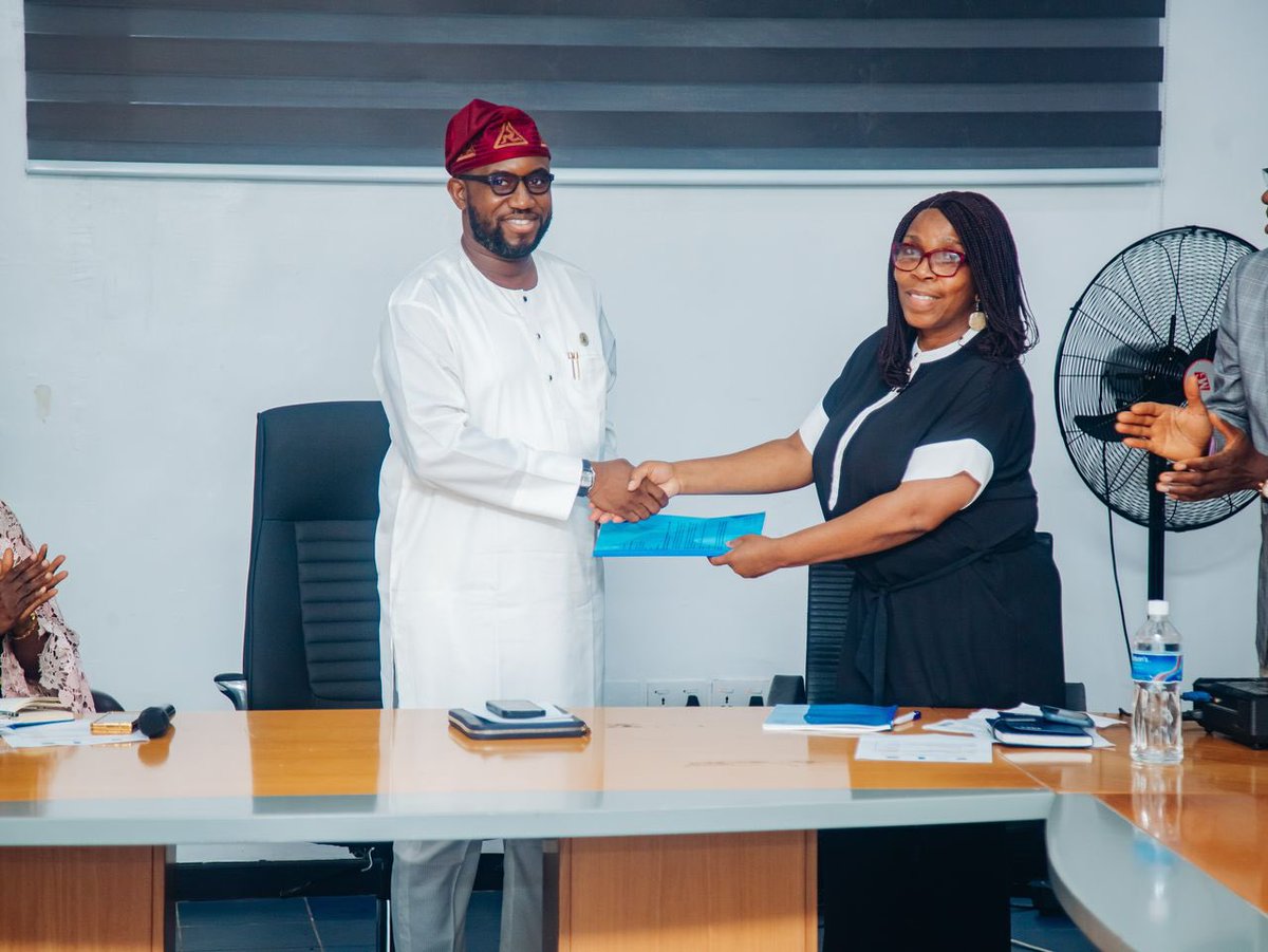 Lagoswater's tweet photo. Lagos Partners @WaterAid & @ArmaniBeauty to Rehabilitate Akilo Waterworks.
Through this partnership @wateraid will rehabilitate the Akilo Micro Waterworks in Ifako-Ijaiye, providing 100,000+ residents with access to clean water 🚰 within 6 months. https://t.co/Ps6aVwfHpA