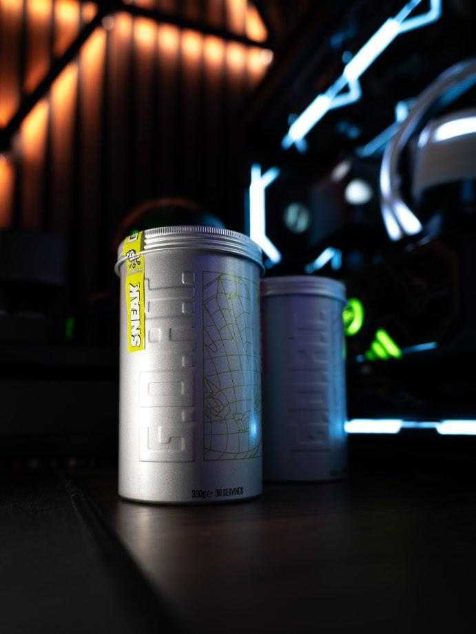 Roses are red 🌹
Sneak G.O.A.T is here 🐐
Cherry Apple &amp; Raz Lem 🍒🍏
For focus that's CLEAR 🧠

📸 <a href="/malczerox/">MalcZeroX</a>