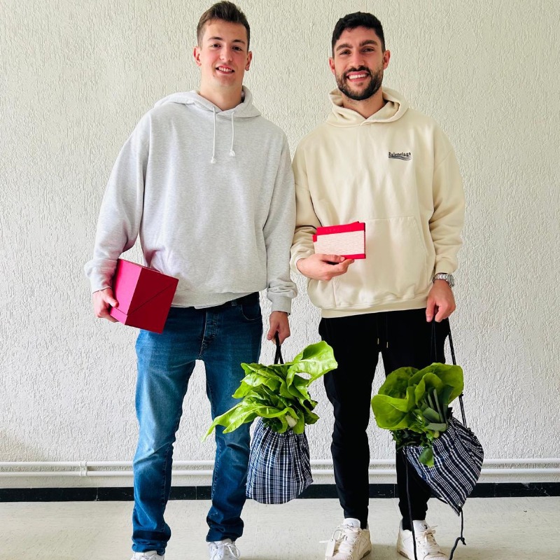 AthleticClub's tweet photo. 😍 Julen Agirrezabala y Unai Núñez visitan las instalaciones de @EragintzaFund

Ambos jugadores compartieron tiempo con sus usuarios y participaron en algunas de sus actividades, como, por ejemplo, el trabajo en la huerta del centro.

#AthleticClubFundazioa ❤️