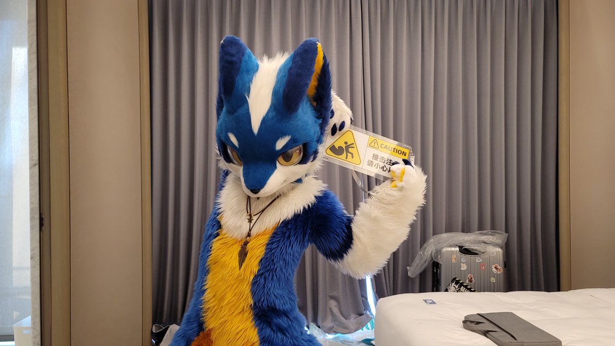 #FursuitFriday
舒展筋骨