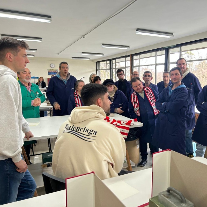 athletic_eus's tweet photo. 😍 Julen Agirrezabalak eta Unai Nuñezek @EragintzaFund-aren instalakuntzak bisitatu zituzten.

Bi jokalariek bertako kideekin denbora partekatu eta euren jarduera batzuetan parte hartu zuten; hala nola, zentroko baratzean egindako lanean.

#AthleticClubFundazioa ❤️