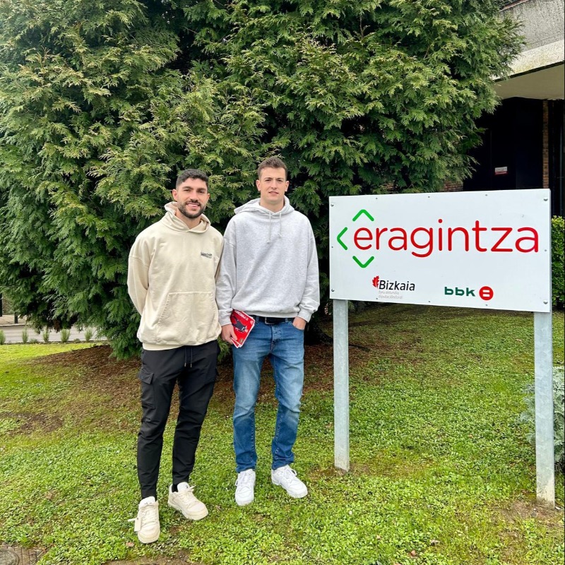 athletic_eus's tweet photo. 😍 Julen Agirrezabalak eta Unai Nuñezek @EragintzaFund-aren instalakuntzak bisitatu zituzten.

Bi jokalariek bertako kideekin denbora partekatu eta euren jarduera batzuetan parte hartu zuten; hala nola, zentroko baratzean egindako lanean.

#AthleticClubFundazioa ❤️
