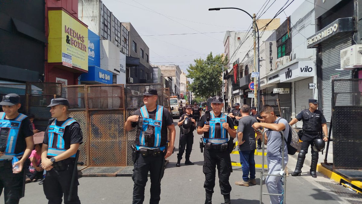 mteargentina's tweet image. 📍FLORES || VENDEDORES AMBULANTES SON DESALOJADOS Y PERSEGUIDOS POR LA POLICIA

El @gcba  está en estos momentos arremetiendo contra las familias que menos tienen desalojándolos de manera violenta de su trabajo, incluso robándoles la mercadería con la que llevan un plato de…