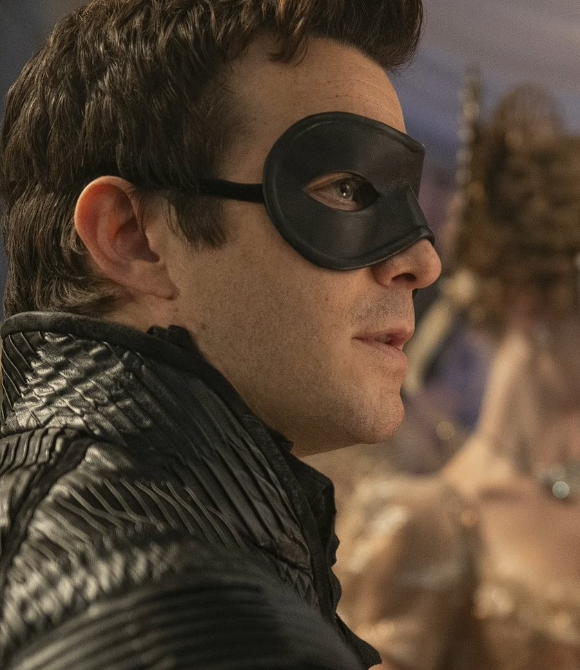 lovebridgerton's tweet image. BENOPHIE NO BAILE DE MÁSCARAS