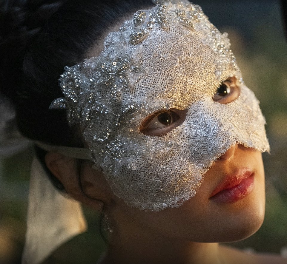 lovebridgerton's tweet image. BENOPHIE NO BAILE DE MÁSCARAS