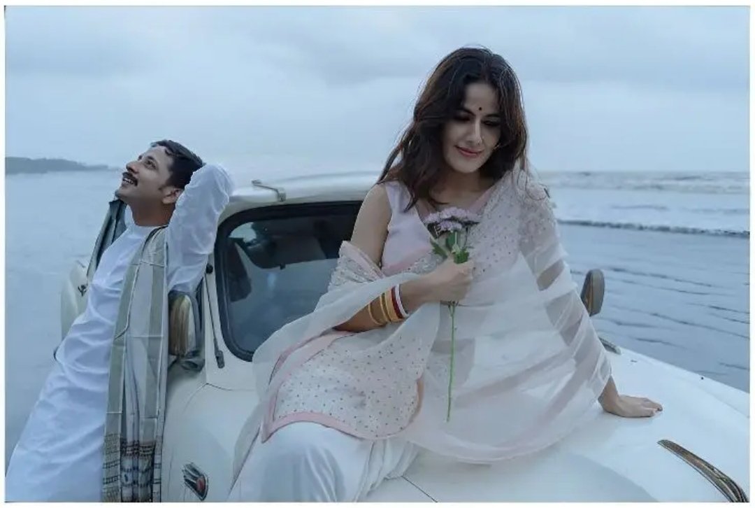 ..                              तुम्हारी अनुपस्थिति में 
                              तुमसे उतना ही प्रेम किया 
                         जितना बेटे के शहर चले जाने पर 
                                   एक माँ करती हैं 

                             मैं माँ कभी नहीं हो सकती
