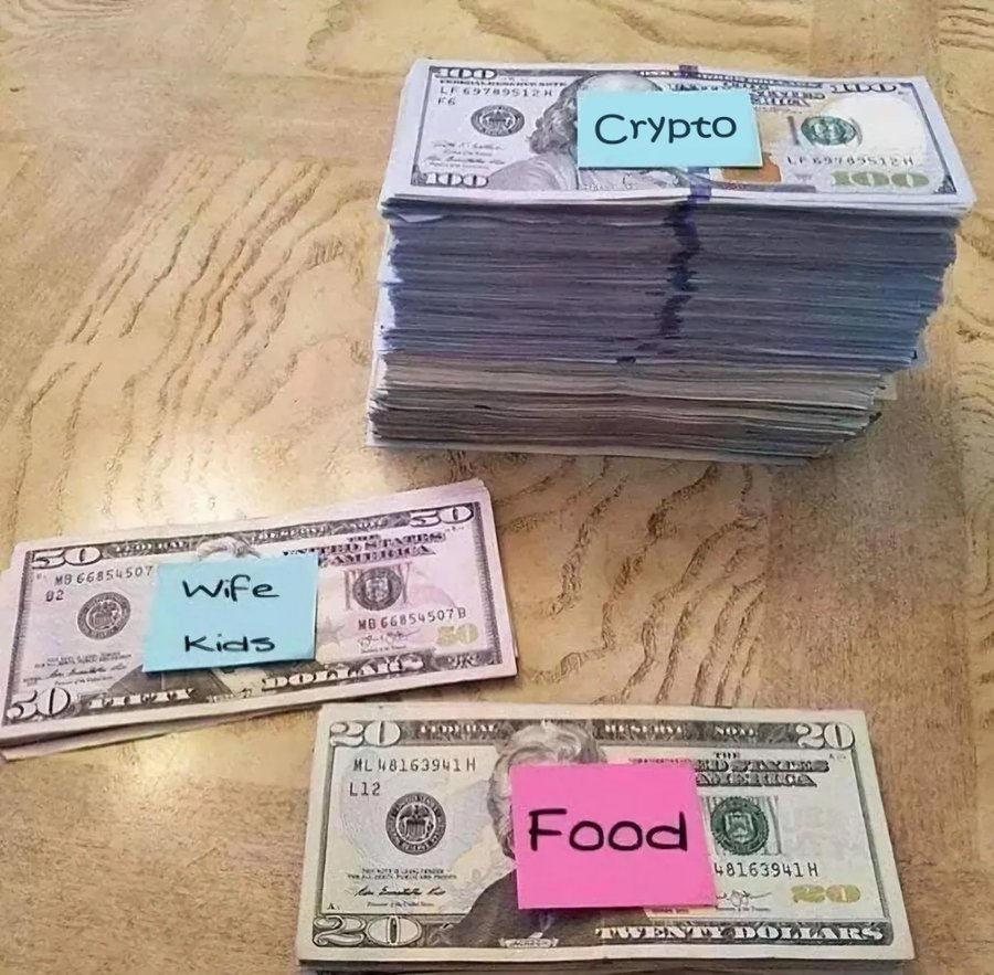 LarkDavis's tweet photo. POV: How crypto bros manage their finances https://t.co/0fCKvW5J3i