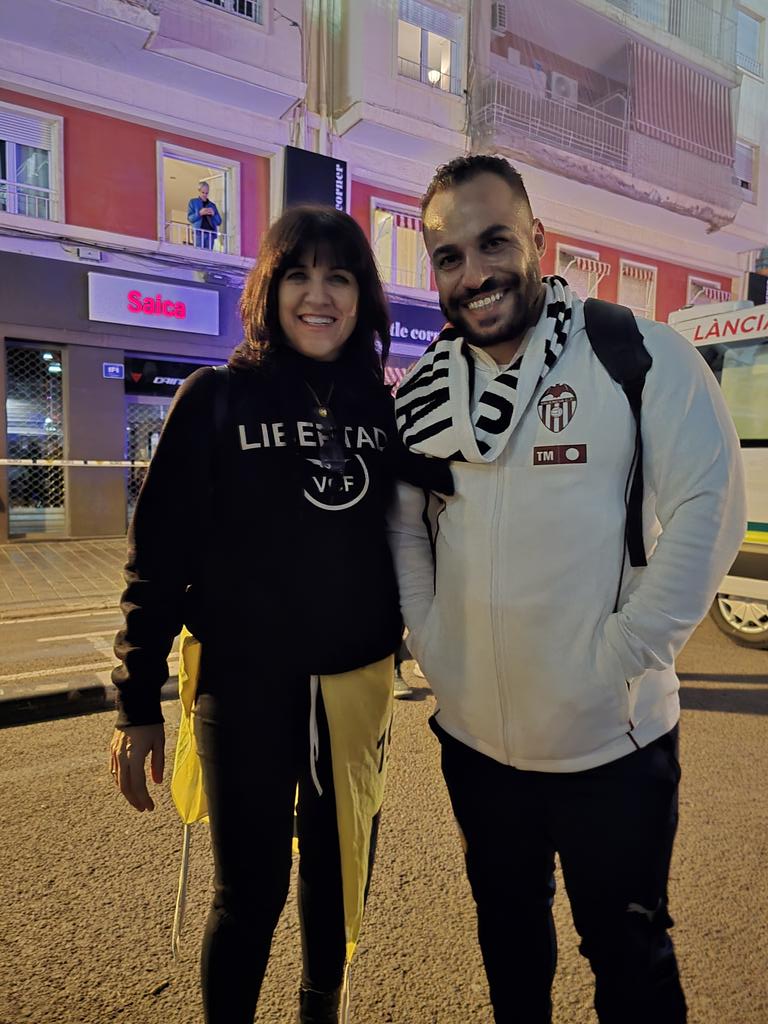 El fiel amigo y animador de Valencia. . Pilar. . Ella tiene una opinión y una voz. Si no está de acuerdo con su opinión o está de acuerdo. No puede negar su fuerte amor por el eslogan, su posición firme por un tiempo. En cada partido, pagas un carrito y llamas en voz alta, etc.