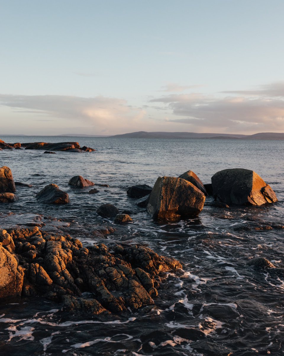 Guerlain's tweet image. Glow away from it all. Abeille Royale Youth Serum: powered by honeys sourced from some of nature&apos;s most remote landscapes.

🌍 Connemara, Ireland
 
#Guerlain #AbeilleRoyale