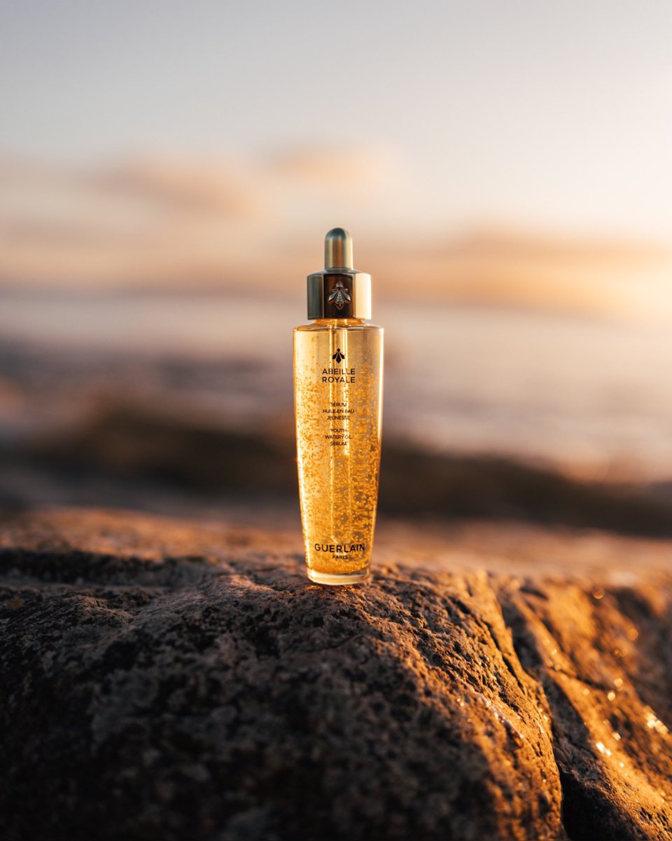Guerlain's tweet image. Glow away from it all. Abeille Royale Youth Serum: powered by honeys sourced from some of nature&apos;s most remote landscapes.

🌍 Connemara, Ireland
 
#Guerlain #AbeilleRoyale