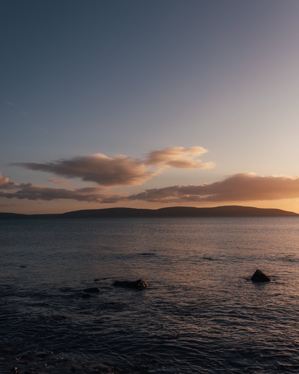 Guerlain's tweet image. Glow away from it all. Abeille Royale Youth Serum: powered by honeys sourced from some of nature&apos;s most remote landscapes.

🌍 Connemara, Ireland
 
#Guerlain #AbeilleRoyale