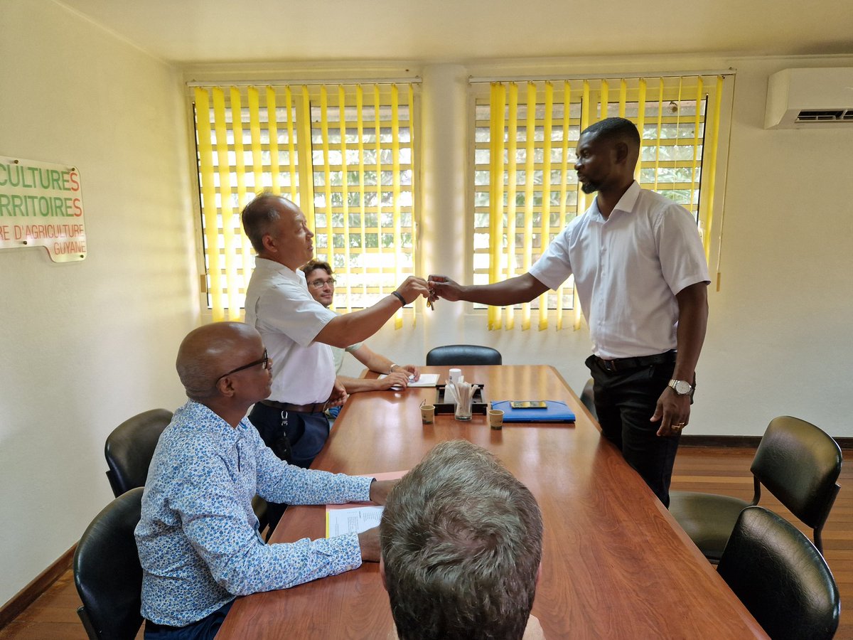 La remise symbolique des clés entre l'ancien président, Albert SIONG, et le nouveau, Jean-Yves TARCY.