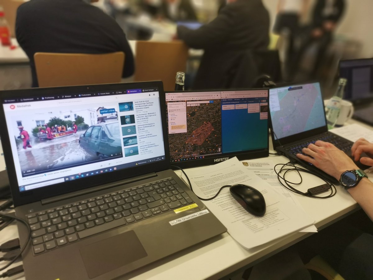 VOST_TeamMedien's tweet photo. Übungslage 2 bearbeitet! #Hochwasser Szenario in #Bayern . Sehr gute Zusammenarbeit in einem Stab mit TN verschiedener #HiOrg & Bundesländer. #sosmap #OSINT #VOST #TeamMedien #LandkreisBadKreuznach #Katwarn @Uni_Wuppertal #smem https://t.co/GYydxgUqxw