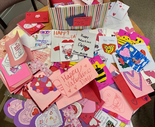 BataviaWay's tweet image. Happy Valentine's Day! Look at all these Valentines! We asked and you delivered... nearly 900 homemade Valentine cards to share with seniors across Batavia and North Aurora! Thank you to so many who donated handmade cards: You are making someone's day brighter today! #FeeltheLove