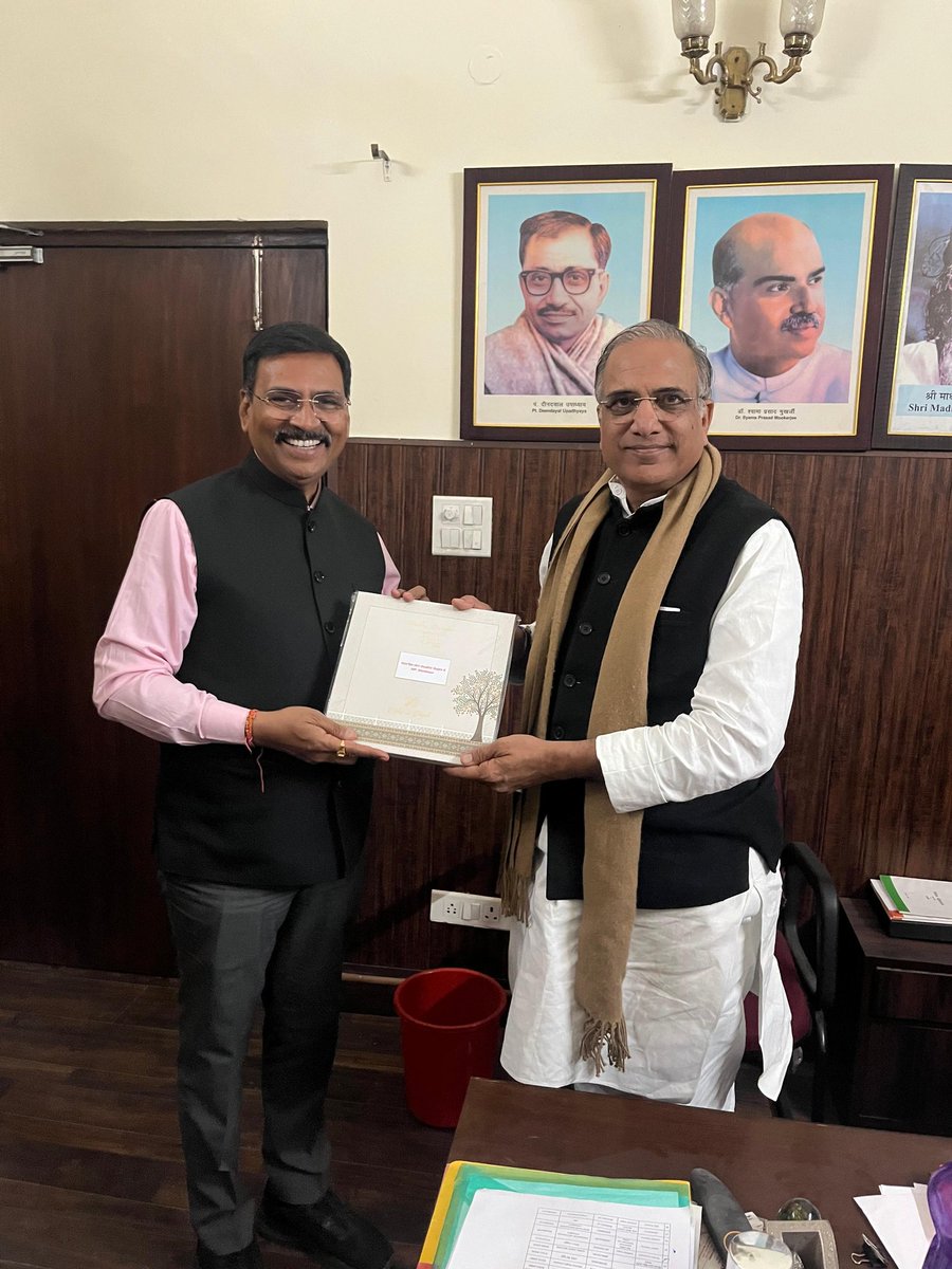 idineshmakwana's tweet image. આજ રોજ દિલ્હી ખાતે ગુજરાતના સહ પ્રભારી અને મધ્ય પ્રદેશના સાંસદ શ્રી સુધીર ગુપ્તાજી સાથે શુભેચ્છા મુલાકાત કરી દિકરા ચિ. મિતુલ ના લગ્ન પ્રસંગે આમંત્રણ પાઠવ્યું.
#delhi #madhyapradesh #sudhirgupta #bjp #bjp4madhyapradesh 
@mpsudhirgupta