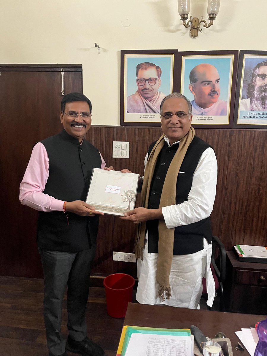 idineshmakwana's tweet image. આજ રોજ દિલ્હી ખાતે ગુજરાતના સહ પ્રભારી અને મધ્ય પ્રદેશના સાંસદ શ્રી સુધીર ગુપ્તાજી સાથે શુભેચ્છા મુલાકાત કરી દિકરા ચિ. મિતુલ ના લગ્ન પ્રસંગે આમંત્રણ પાઠવ્યું.
#delhi #madhyapradesh #sudhirgupta #bjp #bjp4madhyapradesh 
@mpsudhirgupta