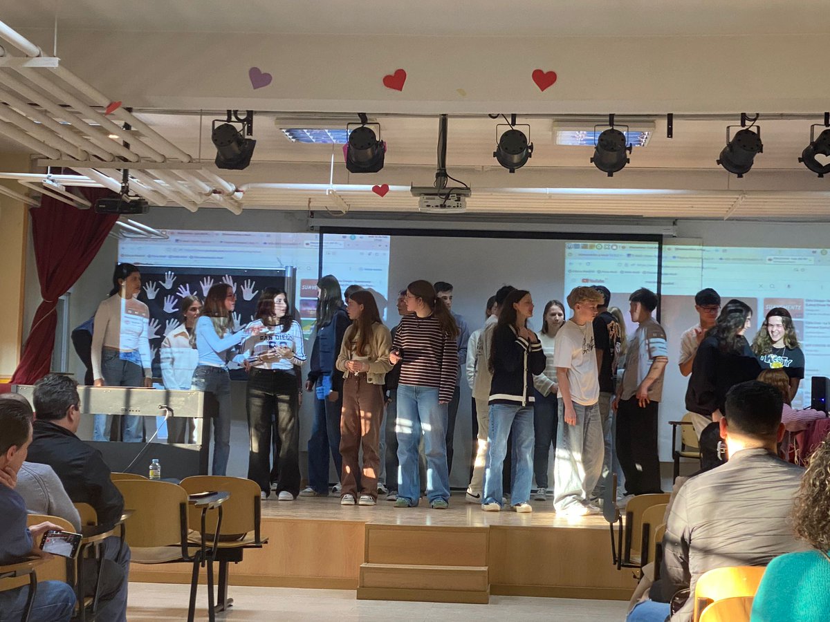 ies_pradolongo's tweet photo. Segunda despedida. Las chicas y chicos de KGS Rastede volvían a sus casas. Ha ido todo estupendamente. La fiesta de despedida llena de bailes y música. La bachata salta las fronteras. 
¡Hasta pronto!
@sepiegob @EUErasmusPlus https://t.co/CJeF0WTn09
