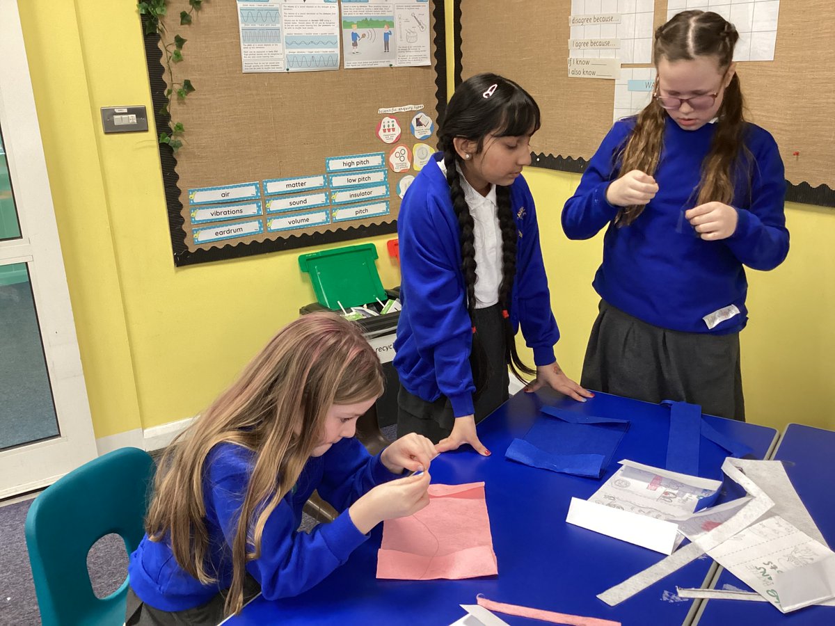 RavensdalePS's tweet photo. Year 4 have been super busy in DT creating their very own book covers! We have been planning, sewing and evaluating our wonderful creations! #RPSY4 https://t.co/Wc0s8ZowbP