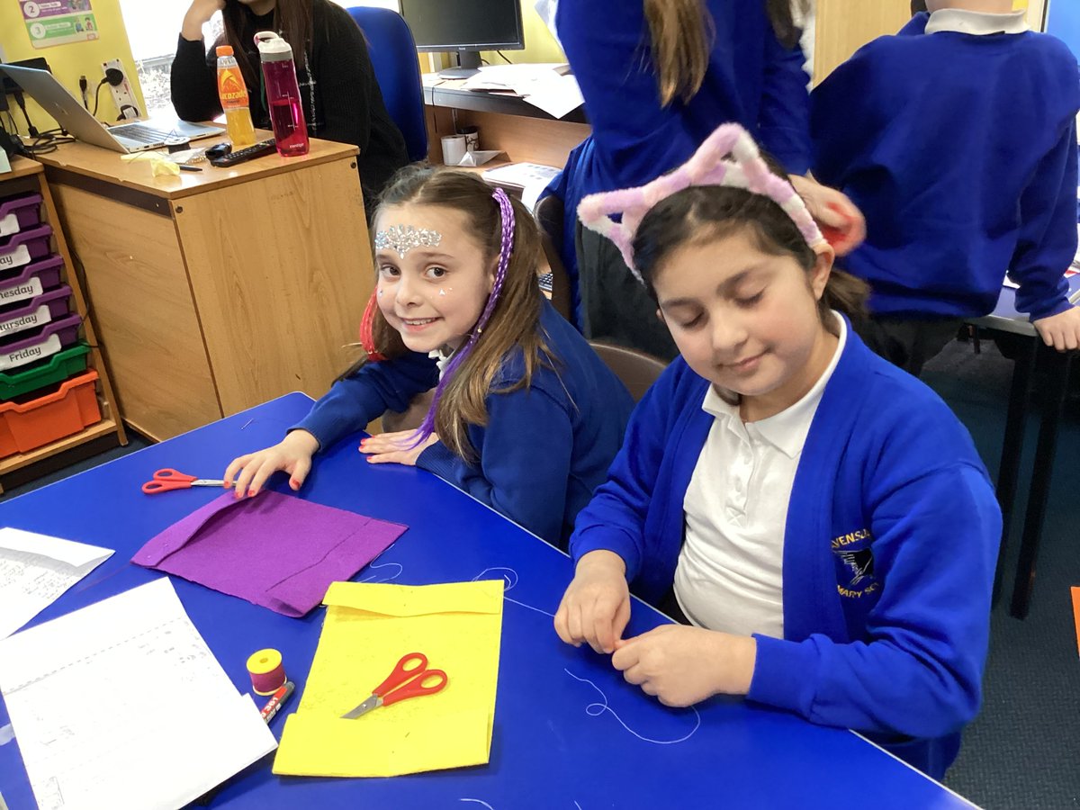 RavensdalePS's tweet photo. Year 4 have been super busy in DT creating their very own book covers! We have been planning, sewing and evaluating our wonderful creations! #RPSY4 https://t.co/Wc0s8ZowbP