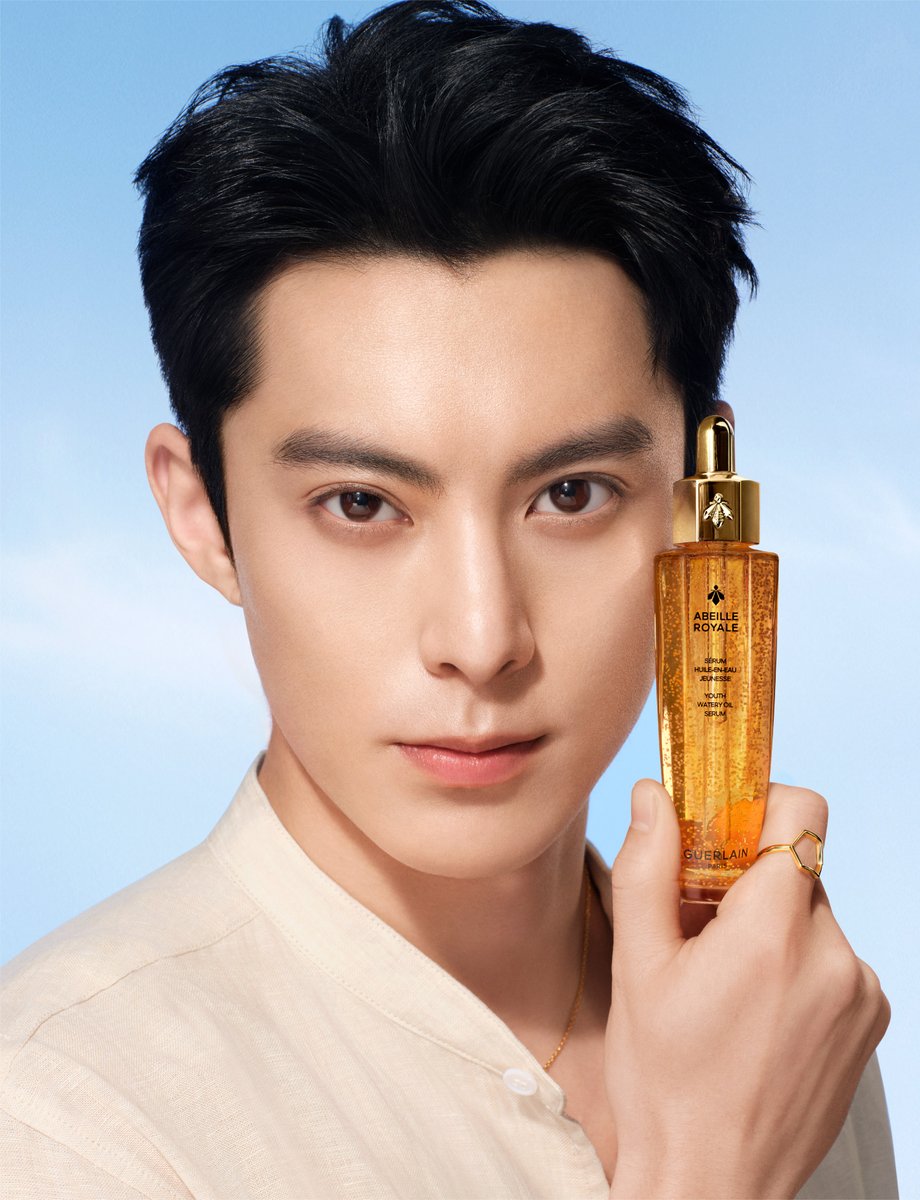 Guerlain's tweet image. The secret&apos;s out. Guerlain Global Ambassador Dylan Wang experiences the new-generation Abeille Royale glow.

Explore more at guerlain.com.

#Guerlain #AbeilleRoyale