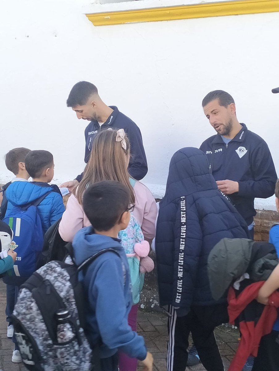 CDZafra's tweet photo. 🚸 Algunos jugadores de nuestra plantilla han estado hoy en las puertas de los distintos colegios repartiendo invitaciones entre los más pequeños
🗓️ EL DOMINGO LO PETAMOS 💙🤍 https://t.co/Bb5SEGMiYd