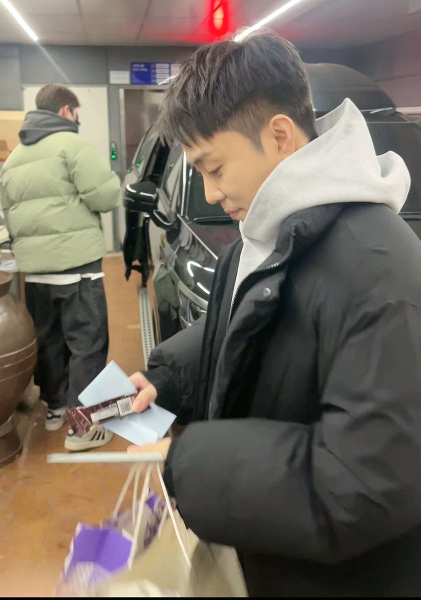 소문난 은체부
팬들이 주는 편지, 선물 소중히 다 받아면서 잊지않고 꼭 고맙다고 말하는 오빠
#은지원 #EUNJIWON #殷志愿