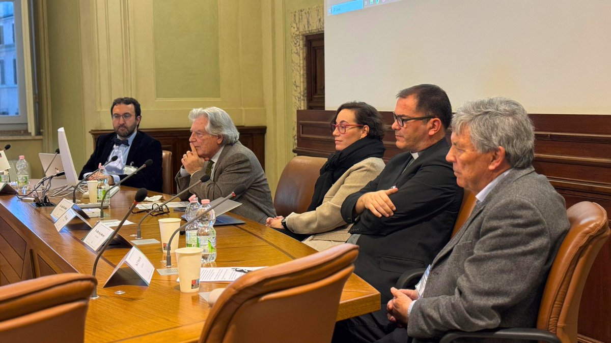 ✅ Imaginación intercultural e interreligiosa: miembros de varias iniciativas destacaron estrategias para el futuro de los lugares de culto. Con Yoana Barakova, Rev. Dr. Thomas Wipf <a href="/religions4peace/">Religions for Peace</a>, <a href="/ACIZIT/">Massimo A. Cozzolino</a> (<a href="/SpiritProjectEU/">SPIRIT-EU</a>), y <a href="/AitorMorena/">Aitor de la Morena</a> y Pilar Arnáez (<a href="/ProtoneProject/">ProtoneProject</a>).