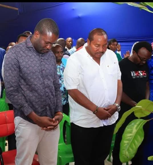 hosea606666's tweet image. I can&apos;t believe the thief from Mount Kenya praying.

#SmartWithData #ValantinesDay #AUCElections |Raila|Baba|SADC|Jonah| #Ruto4Agwambo #LoveForCountry |Waititu|Madagascar|Milele Rewards|Kiss A Patriot|
