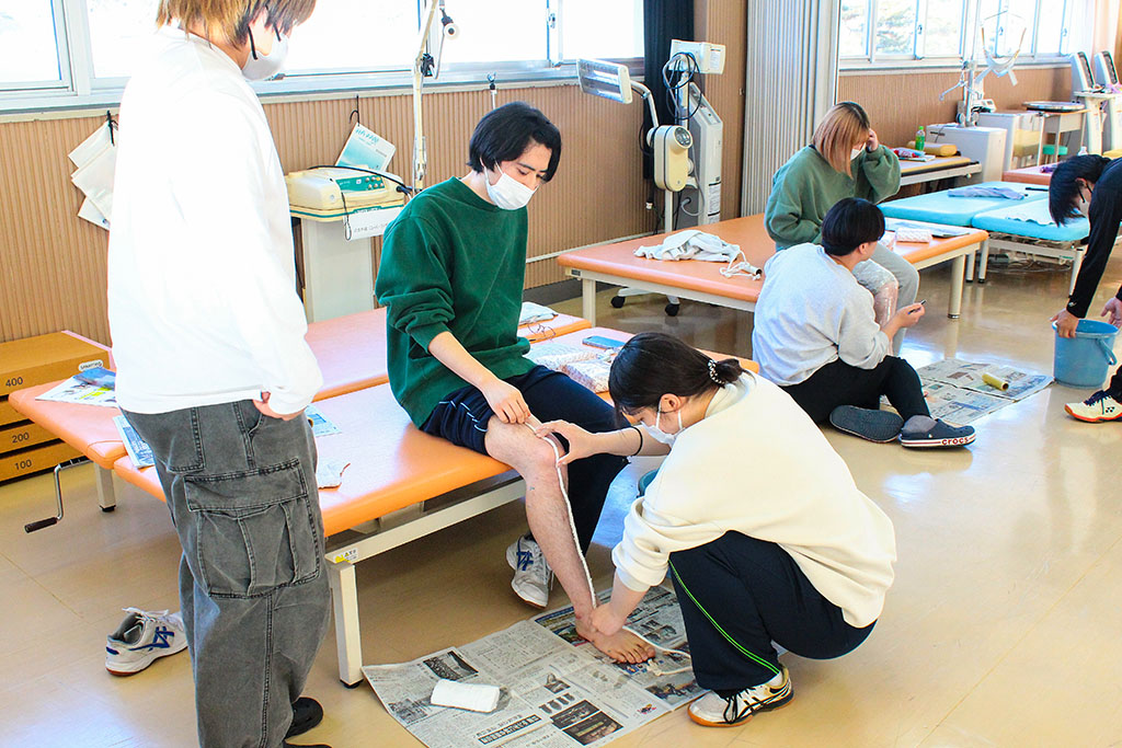 imwc_1's tweet image. 2月14日、今年も理学療法学科2年生の義肢装具の授業で、仙台市の佐々木義肢製作所から義肢装具士・宮内先生をお招きして、ギプス採型体験を行いました。
imwc-ichinoseki.ac.jp/info/physical/…

#国際医療福祉専門学校一関校 
#imwc一関 
#目指すのは未来の笑顔をつくる仕事 
#救急救命学科 
#理学療法学科