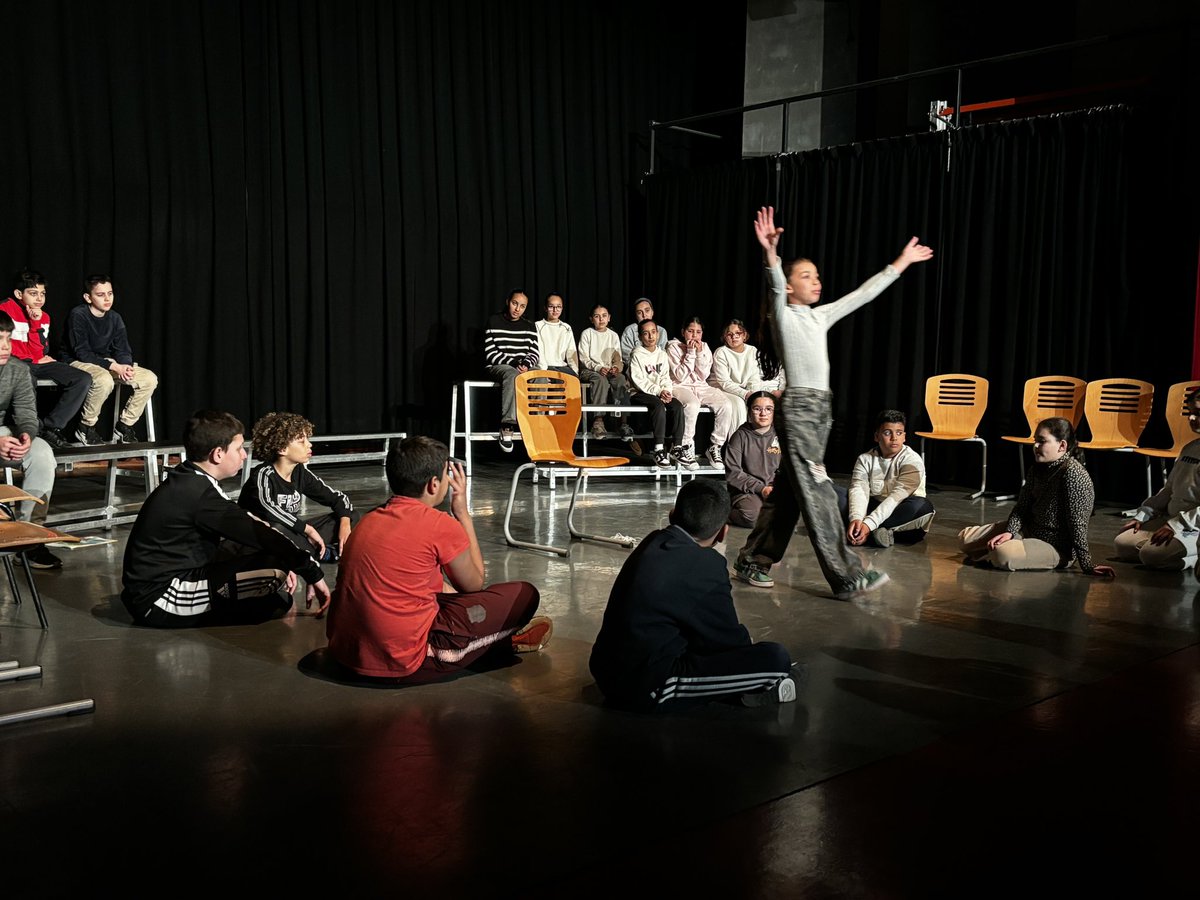 Sur la scène de l’auditorium du collège S Veil
La fierté des élèves de l’école Armstrong d’avoir servis des textes exigeants, sous la bienveillance de leurs enseignants &amp; du comédien Gilles Buonomo
Un projet #théâtre &amp; #langage porté par <a href="/34Dsden/">DSDEN 34</a> pour la réussite des élèves
#eac