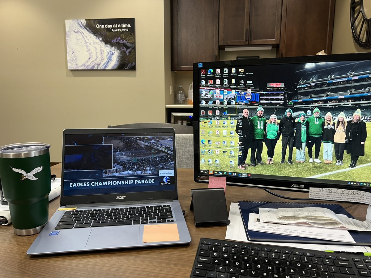 SamMooney4's tweet image. What a great day to be an @Eagles fan in South Dakota!! Go Birds!!! #FlyEaglesFly