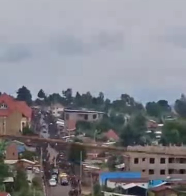 IjishoWeb's tweet photo. M23 yafashe ibisagara n'ikibuga c'indege bikukirira umuji wa Bukavu mu makungu bakomeza gutera akamo basaba agahengwe no gusubira mu biganiro vy'amahoro.M23 ntivyawugoye kwinjira muri ivyo bibanza bishasha wafashe.FARDC baciye bakinjura batarinze kurwana https://t.co/JTWHSy7Ebh