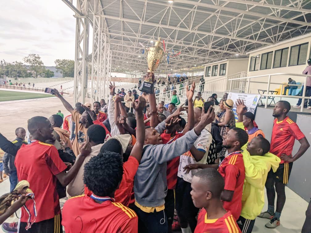 NyarugengeYouth's tweet photo. #UmurengeKagameCup
Umurenge wa #KIGALI mu #bagabo na #MAGERAGERE mu #bagore nibo batsindiye tike yo guhagararira akarere ka @Nyarugenge mu mupira w'amaguru mu irushanwa ry'umurenge kagame kapu nyuma Yuko begukanye ibikombe https://t.co/JW0fGMvFum