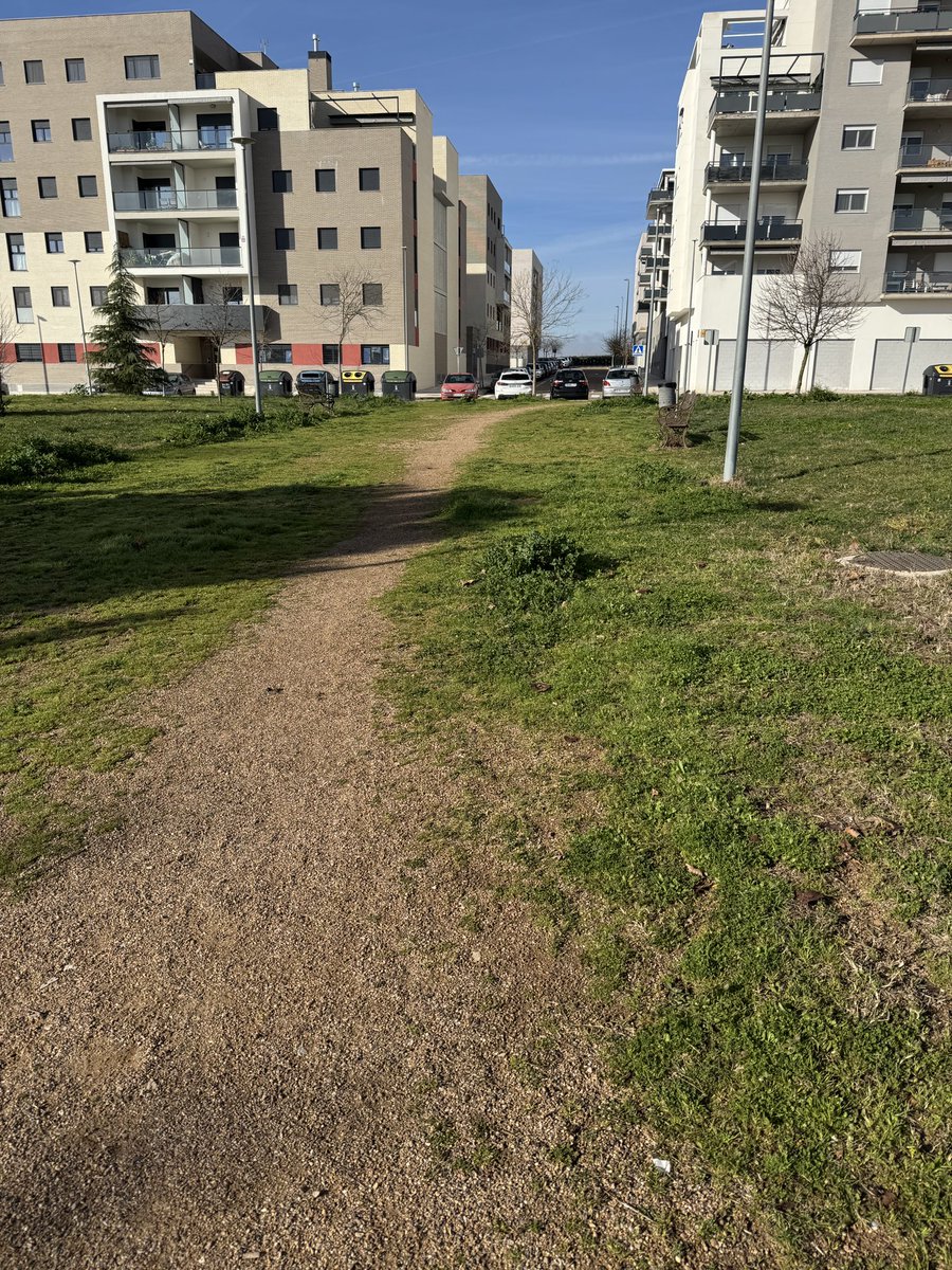 rollandrockss's tweet photo. @medambientebjz Cuando terminéis con los parques caninos pasaros por los parques para humanos de Cuartón Cortijo que están de pena... Caminos que se pierden entre la maleza, bancos que parecen del Amazonas... No queremos fuentes de 20 chorros, solo que lo que hay esté cuidado y con mantenimiento https://t.co/lfiqoyHUjX