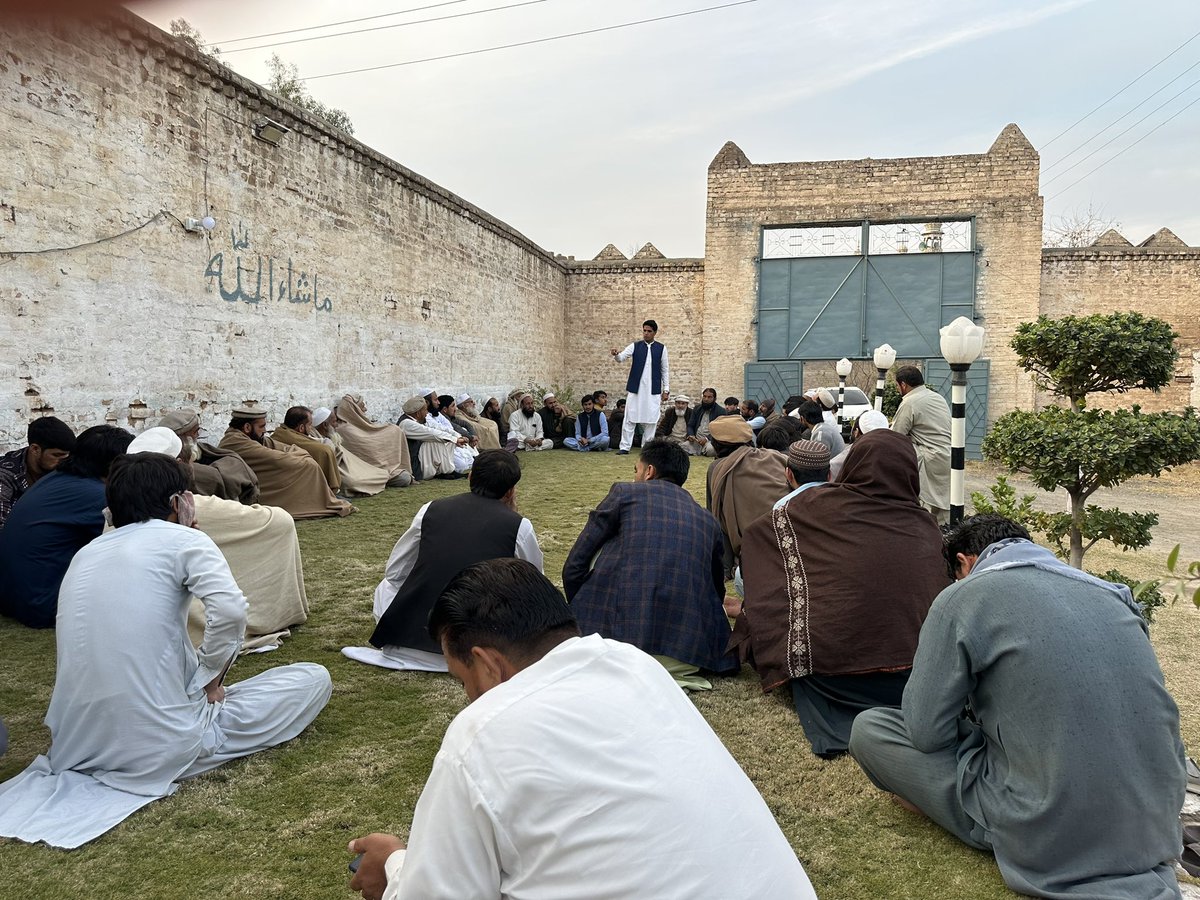 Sahibullahafri1's tweet photo. آج ضلع خیبر تحصیل باڑہ حلقہ پی کے ۷۱ موٹر کلی میں پاکستان تحریک انصاف ضلع خیبر کے سینئر نائب صدر صاحب اللہ افریدی کی قیادت میں موٹرکلی ورکرز کا میٹنگ ہوا 
موجودہ نمائندگان نے مشترکہ افریدی علاقہ اور ورکرز کی قربانیاں مکمل نظر انداز کئے ہے @JunaidAkbarMNA @ImranKhanPTI https://t.co/Mb0YaVs81R