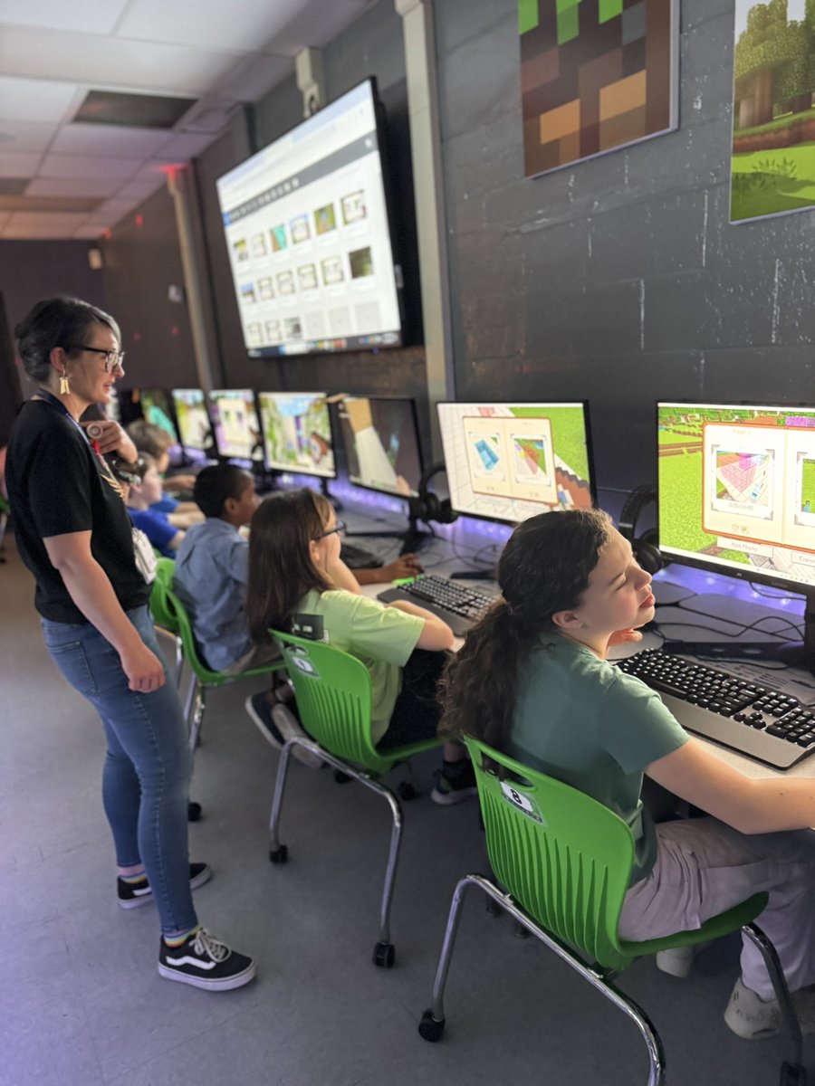 DCPSMinecraft's tweet image. This week @LorettoSchool had fun exploring different math concepts. 

@Nieb77 class enjoyed finding area &amp;amp; volume 🧱 🧊

Ms. Vogts class enjoyed practing building arrays and multiplication ✖️🧮